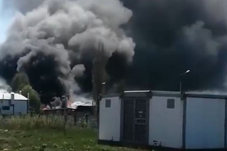 Standbild aus einem auf Twitter verbreiteten Video, das einen Brand im russischen Kursk zeigen soll: "Wir können euch überall treffen".