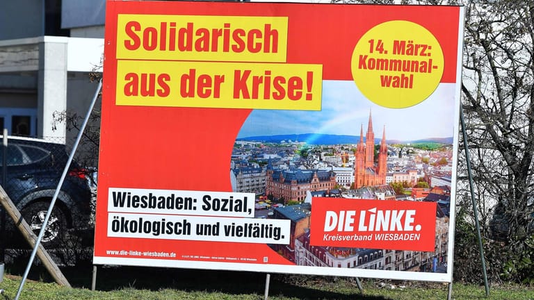 Ein Wahlplakat der Linken in Wiesbaden (Archivbild): Der Kreisverband wurde durch die Vorwürfe erschüttert.