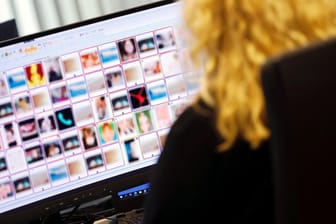 Eine Mitarbeiterin des LKAs bei der Sichtung von Kinderpornografie (Symbolfoto): Der verurteilte Täter fertigte knapp 15.000 Dateien mit Missbrauchshandlungen an Kindern an.