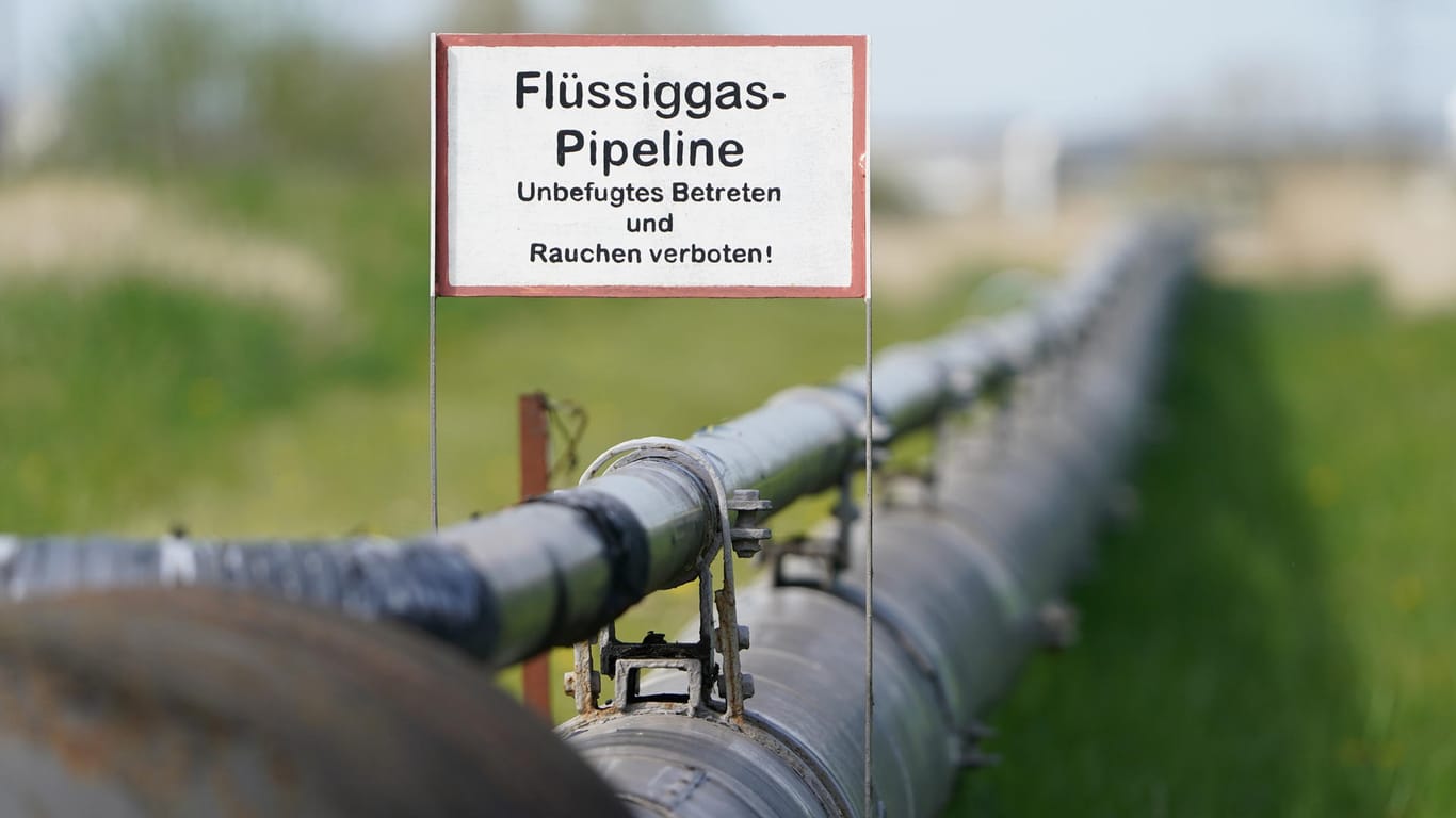 Flüssiggas-Pipeline in Brunsbüttel: Anfang 2023 soll an der Nordsee ein schwimmendes LNG-Terminal in Betrieb gehen. Dafür muss eine 2,5 Kilometer lange Pipeline gebaut werden.