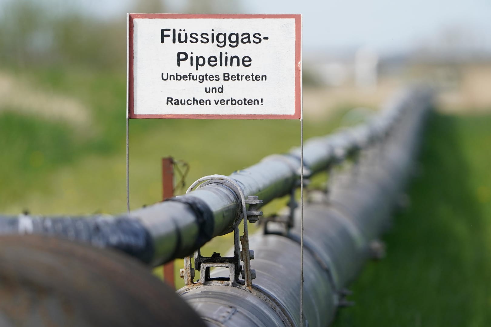 Flüssiggas-Pipeline in Brunsbüttel: Anfang 2023 soll an der Nordsee ein schwimmendes LNG-Terminal in Betrieb gehen. Dafür muss eine 2,5 Kilometer lange Pipeline gebaut werden.