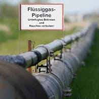 Flüssiggas-Pipeline in Brunsbüttel: Anfang 2023 soll an der Nordsee ein schwimmendes LNG-Terminal in Betrieb gehen. Dafür muss eine 2,5 Kilometer lange Pipeline gebaut werden.