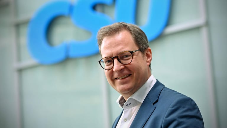 Martin Huber ist neuer CSU-Generalsekretär. Er wurde am Freitag von Markus Söder als Nachfolger von Stephan Mayer vorgestellt.