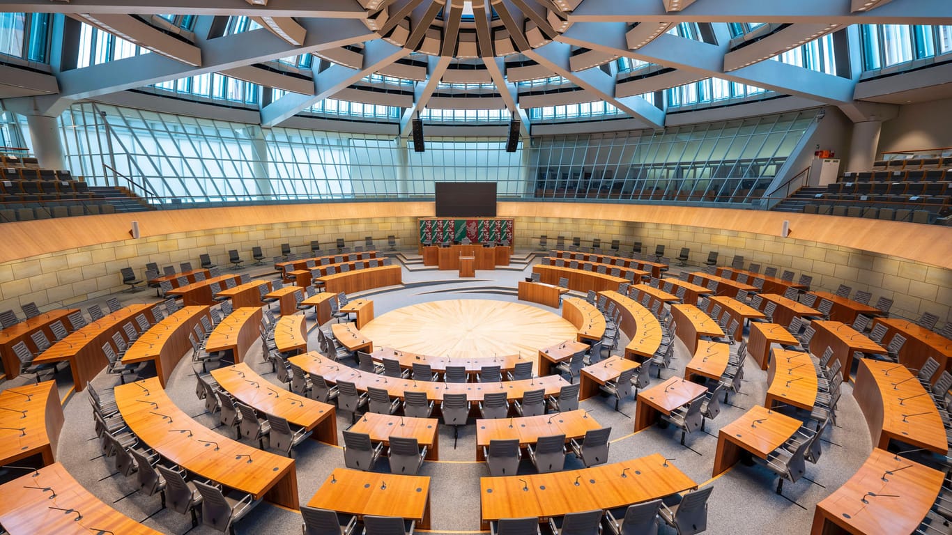 Der leere Plenarsaal des NRW Landtags in Düsseldorf: Hier wollen 1375 Bewerber einen Sitz bekommen.