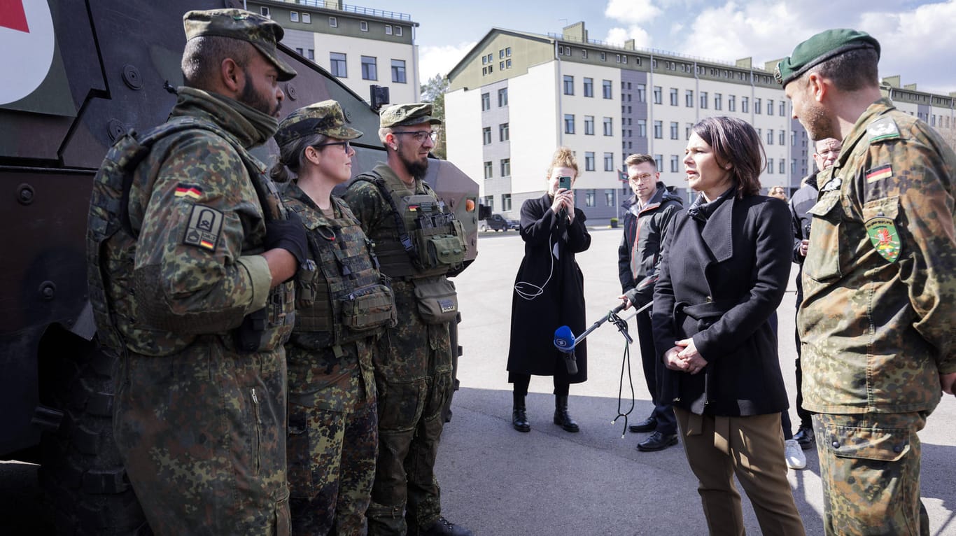 Außenministerin Annalena Baerbock besucht Bundeswehr-Truppen in Litauen: Die Nato wird seine Präsenz im Baltikum mutmaßlich weiter verstärken.