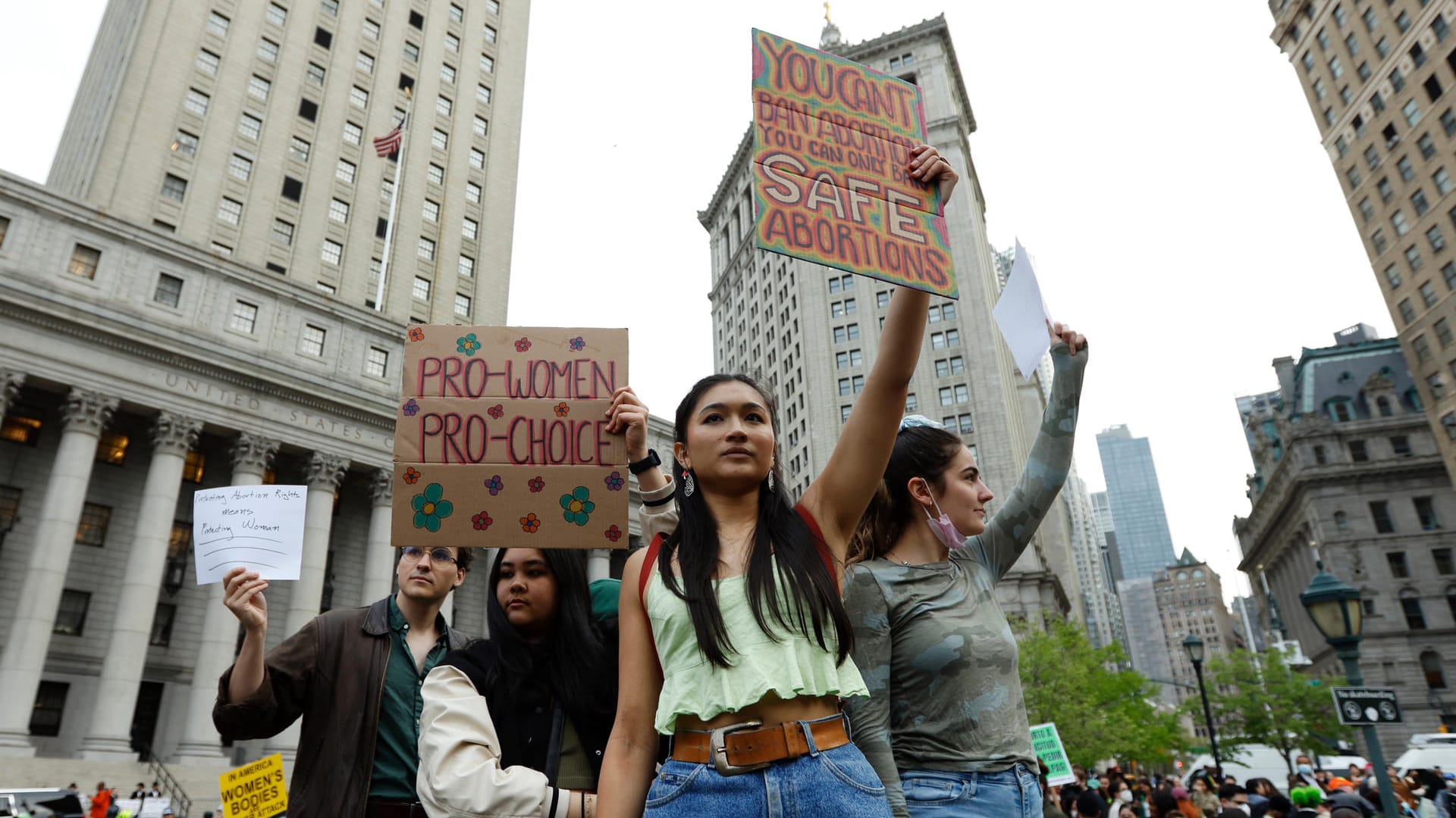 Demonstrantinnen für das Recht auf Abtreibung: Tausende Menschen sind in New York gegen die möglicherweise drastische Einschränkung des Abtreibungsrechts auf die Straße gegangen.