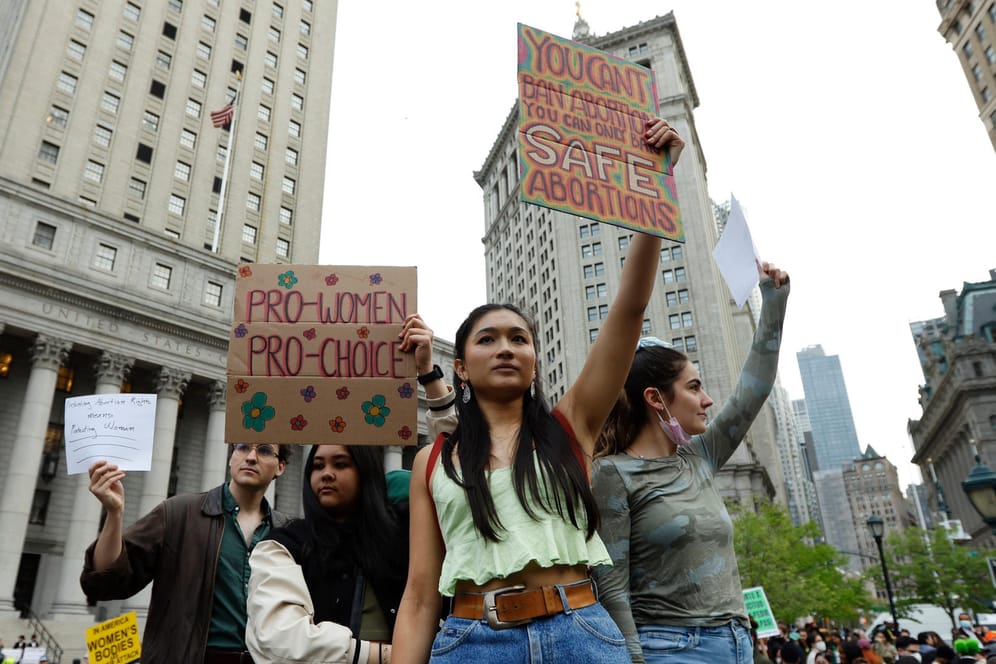 Demonstrantinnen für das Recht auf Abtreibung: Tausende Menschen sind in New York gegen die möglicherweise drastische Einschränkung des Abtreibungsrechts auf die Straße gegangen.