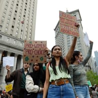 Demonstrantinnen für das Recht auf Abtreibung: Tausende Menschen sind in New York gegen die möglicherweise drastische Einschränkung des Abtreibungsrechts auf die Straße gegangen.