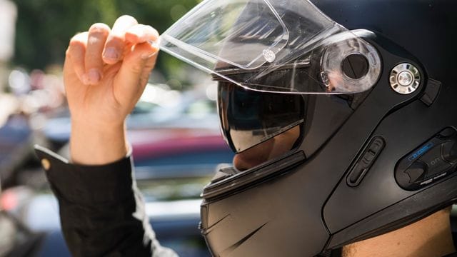 Bei Bedarf nutzbar: eine Zusätzliche Sonnenblende beim Motorradhelm.