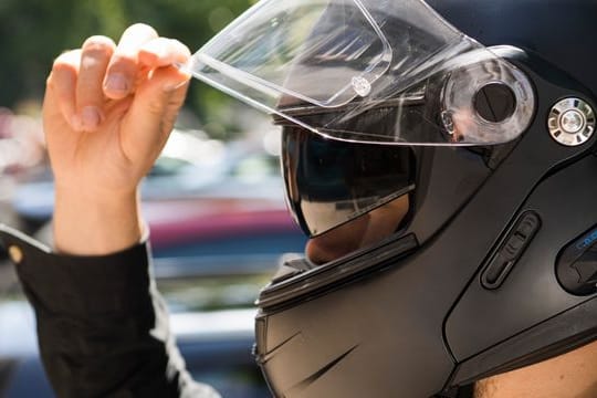 Bei Bedarf nutzbar: eine Zusätzliche Sonnenblende beim Motorradhelm.