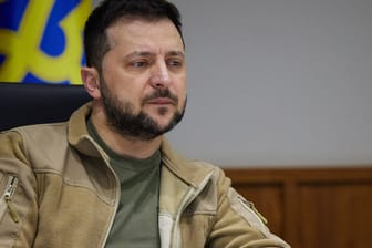 Wolodymyr Selenskyj: Der ukrainische Präsident lädt Kanzler Scholz für den 9. Mai nach Kiew ein.