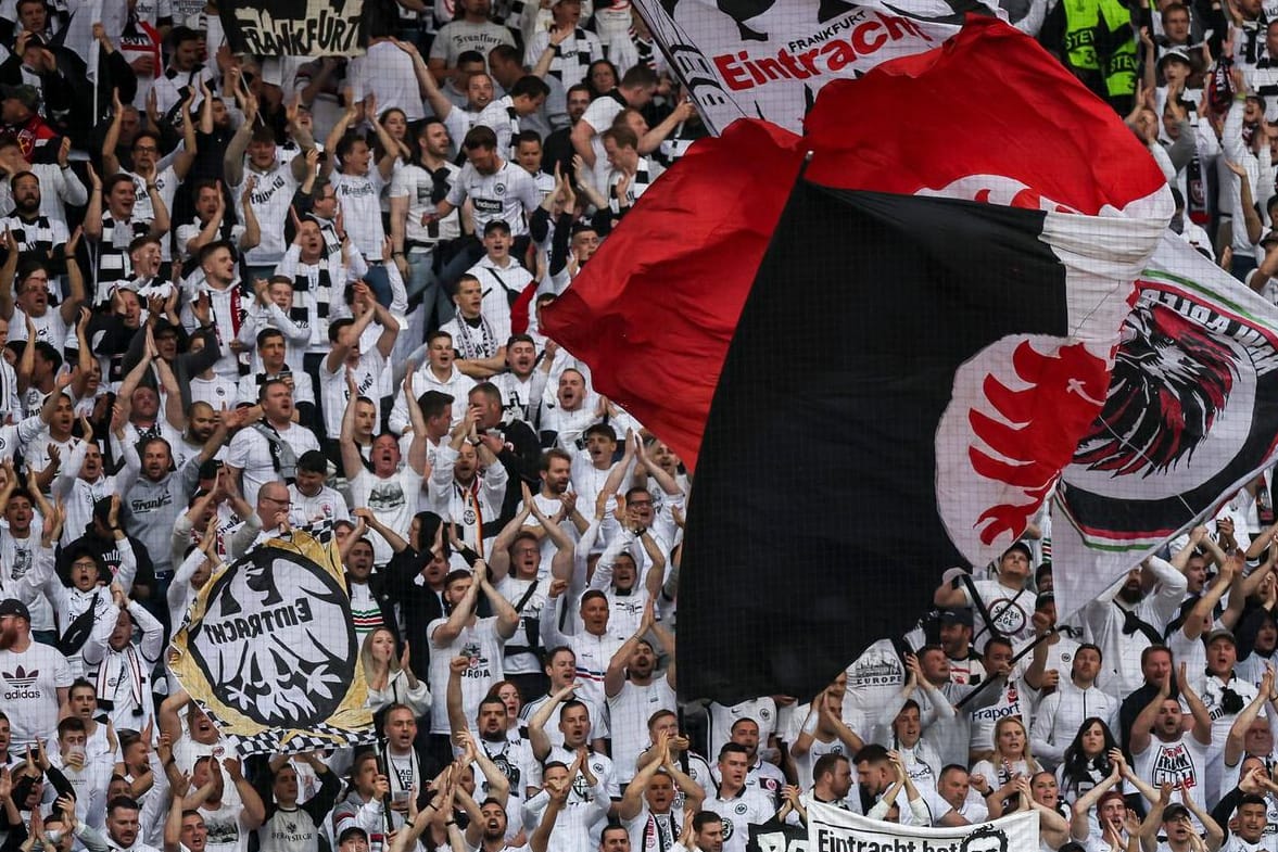 Eintracht Frankfurt: Die Fans im Stadion gegen West Ham United, nun geht es nach Sevilla.