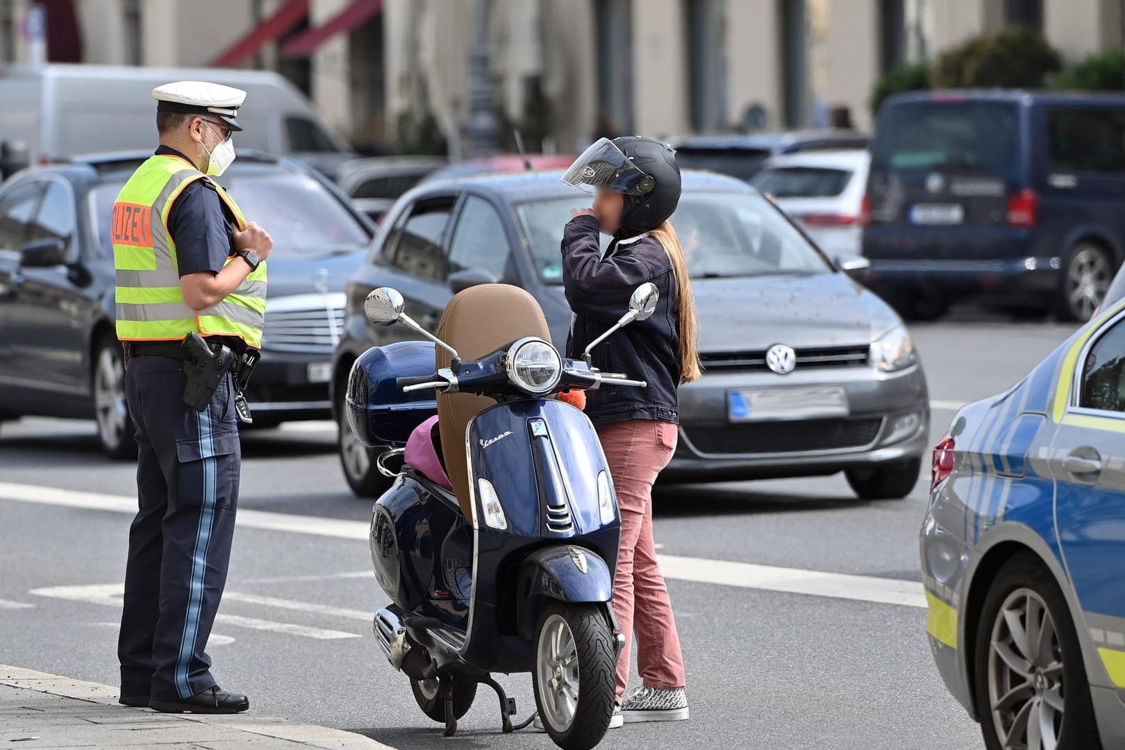 Bei einer Polizeikontrolle in Ratingen bei Düsseldorf wurde der Beamte verletzt – der Rollerfahrer stand wohl unter Drogeneinfluss. (Symbolbild)