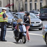 Bei einer Polizeikontrolle in Ratingen bei Düsseldorf wurde der Beamte verletzt – der Rollerfahrer stand wohl unter Drogeneinfluss. (Symbolbild)