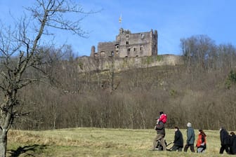 Spaziergänger vor einer Schlossruine bei der Gemeinde Seelbach (Archiv): Auf einem Wanderweg wurde der abgetrennte Kopf eines Tieres gefunden.