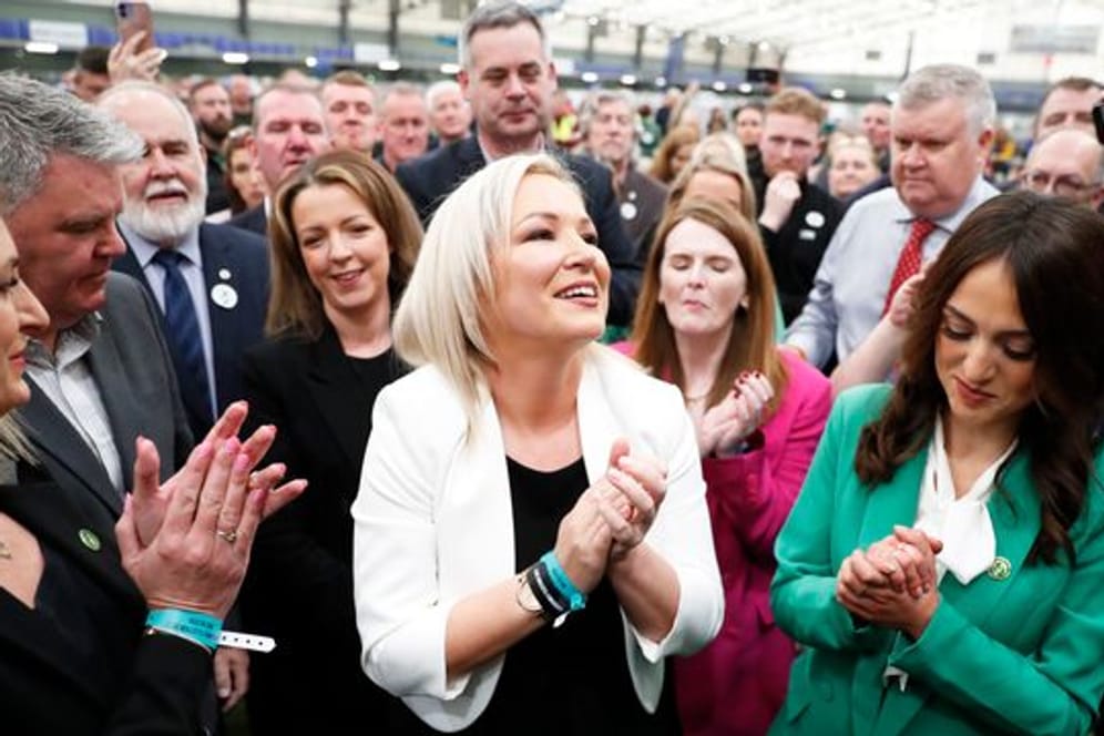 Sinn-Fein-Chefi Michelle O'Neill hat ihr Mandat im Wahlbezirk Mid Ulster verteidigt.
