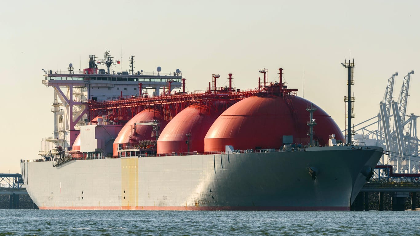 Ein LNG-Tanker trifft in Rotterdam ein (Archiv): "Es ist in mehrfacher Hinsicht ein furchtbares Dilemma."