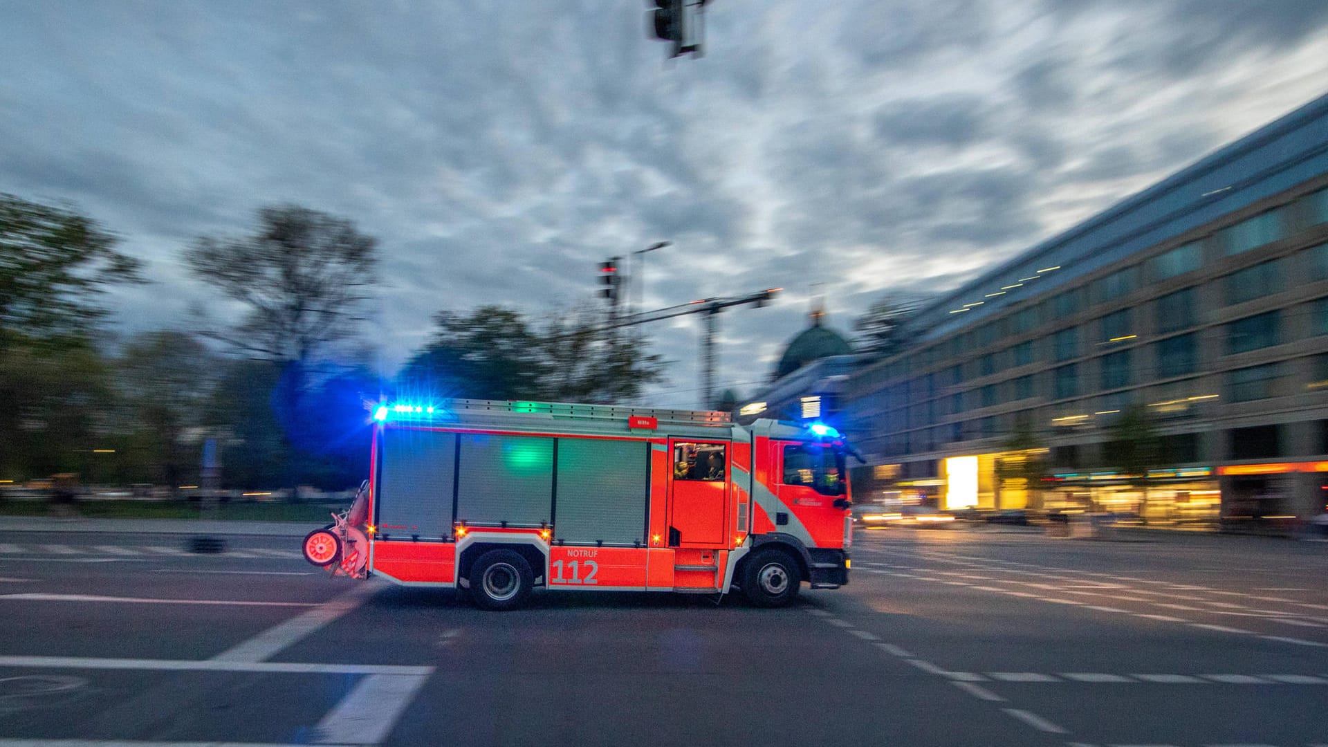 Ein Löschfahrzeug auf Einsatzfahrt (Symbolbild): Die Brandursache ist noch nicht geklärt.