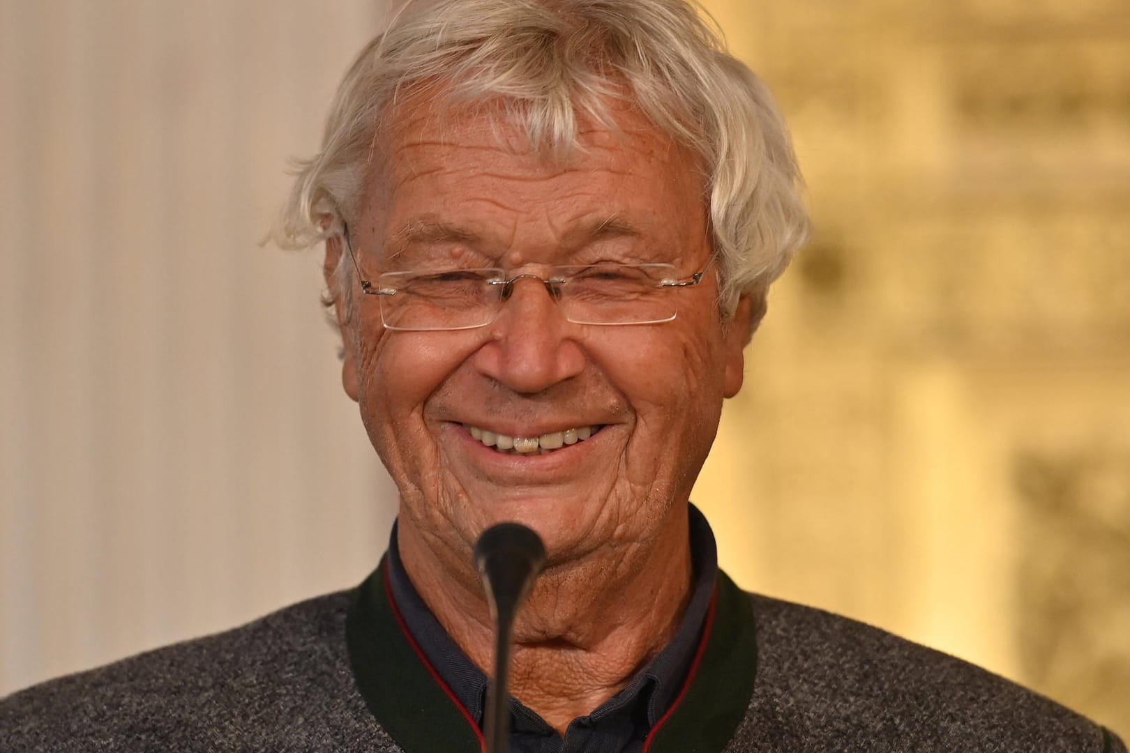 Gerhard Polt bei der Verleihung des Bayerischen Verdienstorden (Archivbild): Der Satiriker wird 80 und denkt nicht ans Aufhören.