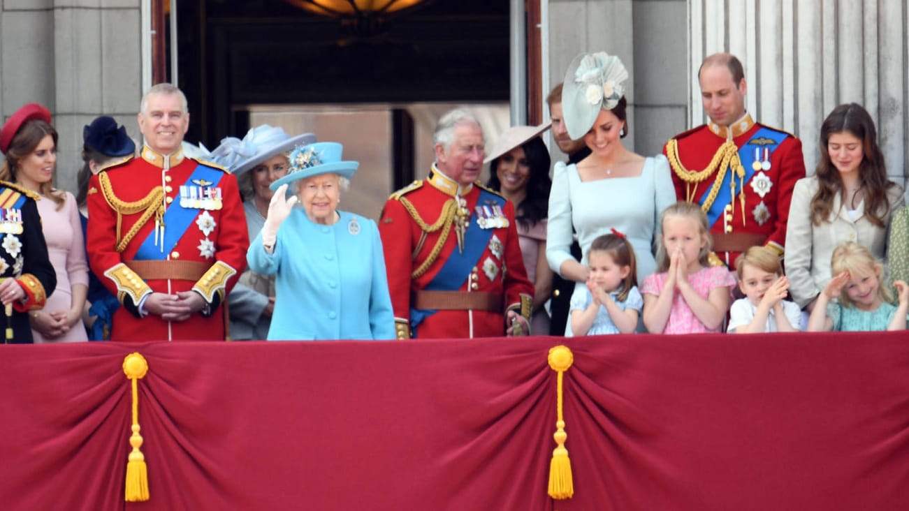 Der Balkon mit dem Prestige: Die Queen und ihre Angehörigen posieren für das Volk. Der Balkon mit dem Prestige: Die Queen und ihre Angehörigen posieren für das Volk.