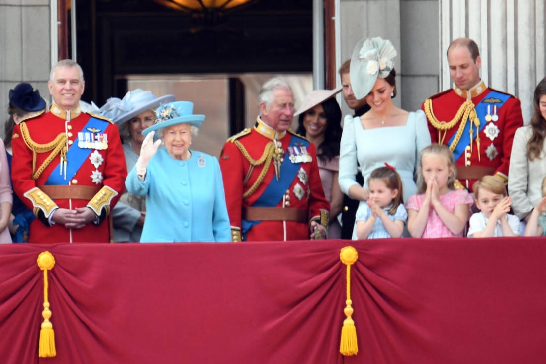 Der Balkon mit dem Prestige: Die Queen und ihre Angehörigen posieren für das Volk.