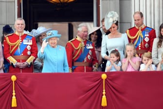 Der Balkon mit dem Prestige: Die Queen und ihre Angehörigen posieren für das Volk.