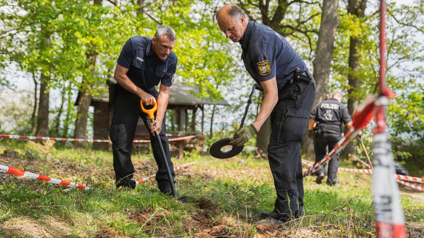 Dienstag im Wald: Polizisten suchen abgesteckte Bereiche rund um den Fundort der Leiche ab.