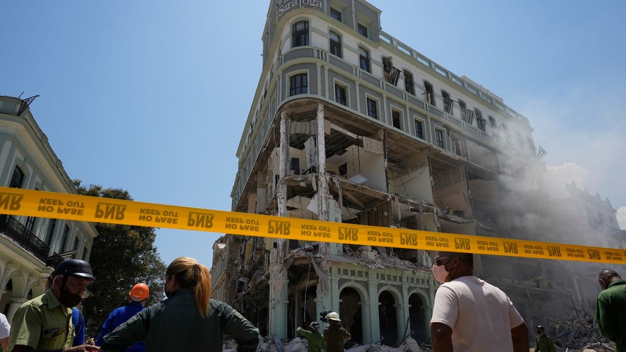 Das Hotel Saratoga ist bei einer Explosion schwer beschädigt. Das Hotel Saratoga ist bei einer Explosion schwer beschädigt.