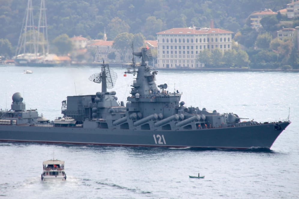 Der russische Lenkwaffenkreuzer "Moskwa" im Bosporus (Archiv): Von der Absicht der Ukrainer, das Schiff anzugreifen, habe die US-Regierung keine vorherige Kenntnis gehabt.