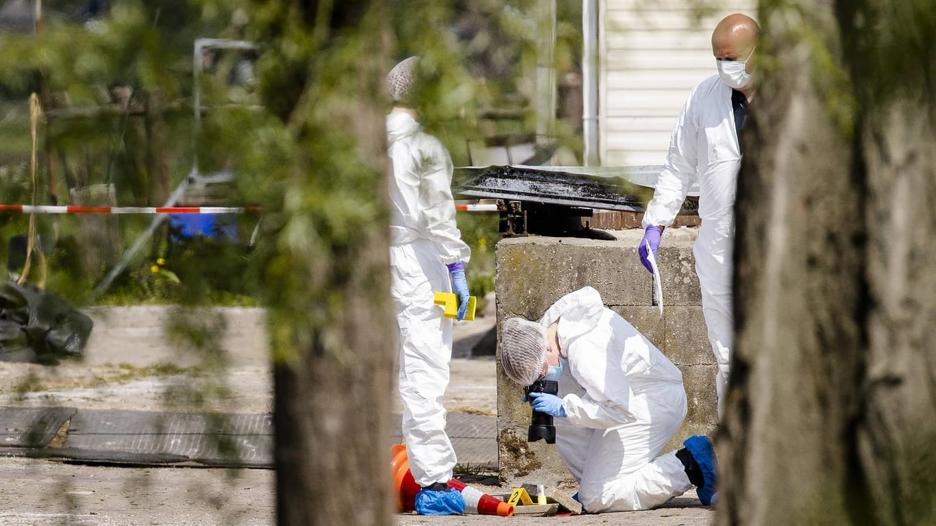 Spurensicherung am Tatort: Der Täter wird verdächtigt, einen weiteren Menschen getötet zu haben.