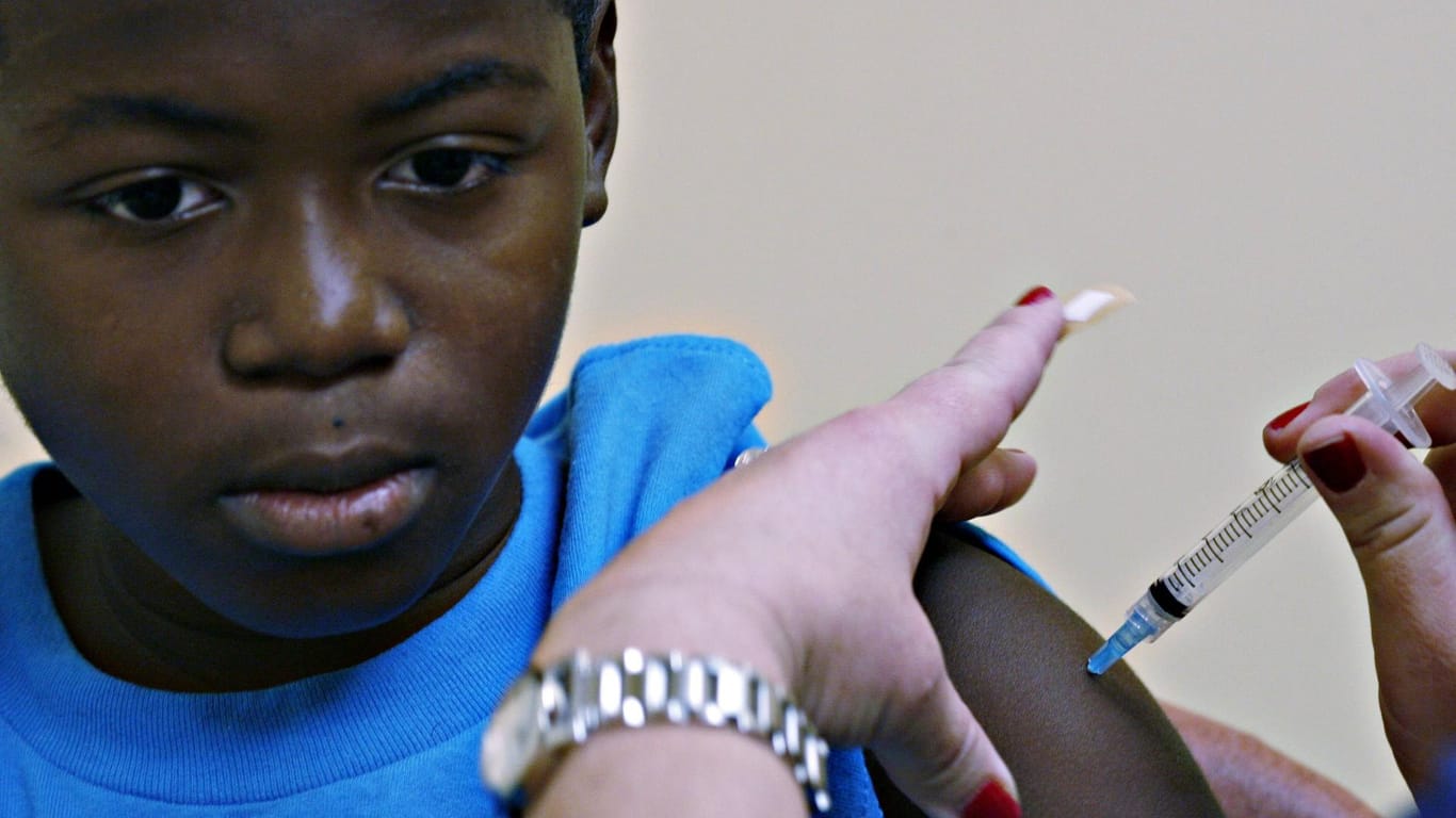 Ein Junge wird gegen Hepatitis geimpft: In den USA mehren sich mysteriöse Fälle bei Kindern.