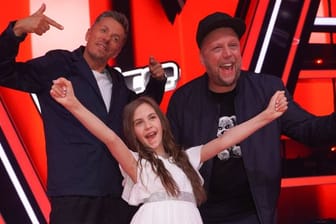 Die elfjährige Georgia jubelt mit ihren Coaches Michi Beck (l) und Smudo von den Fantastischen Vier.