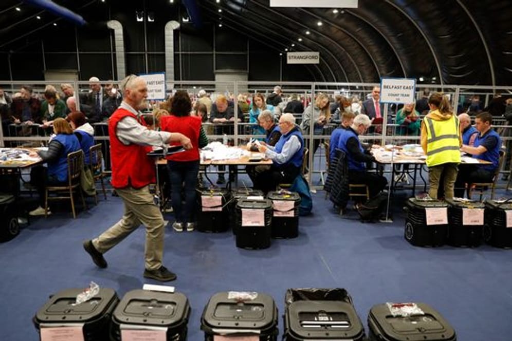 Wahlhelfer beginnen mit der Auszählung der Stimmen bei den Wahlen zum nordirischen Parlament.