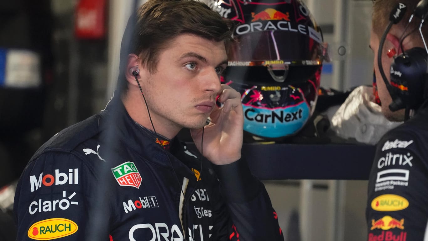 Red-Bull-Pilot Max Verstappen aus den Niederlanden wartet, während an seinem Auto gearbeitet wird.