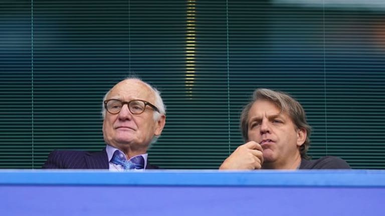 Bruce Buck (l), Vorstandsvorsitzender des FC Chelsea, und Todd Boehly, künftiger Eigentümer des FC Chelsea, auf der Tribüne.