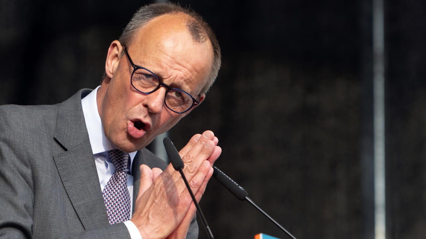 Friedrich Merz bei einem Wahlkampfauftritt (Archivbild): Der CDU-Chef fordert mehr Konzentration auf Europa in der Außenpolitik.