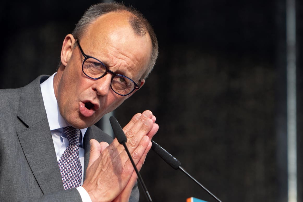 Friedrich Merz bei einem Wahlkampfauftritt (Archivbild): Der CDU-Chef fordert mehr Konzentration auf Europa in der Außenpolitik.