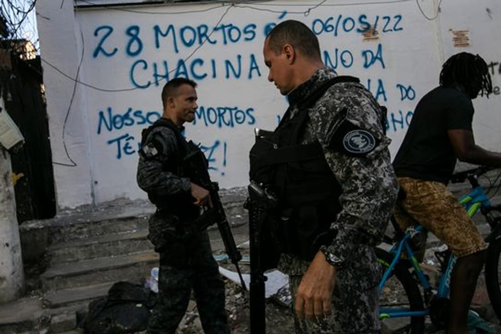 Bereitschaftspolizisten patrouillieren in Rio De Janeiro.