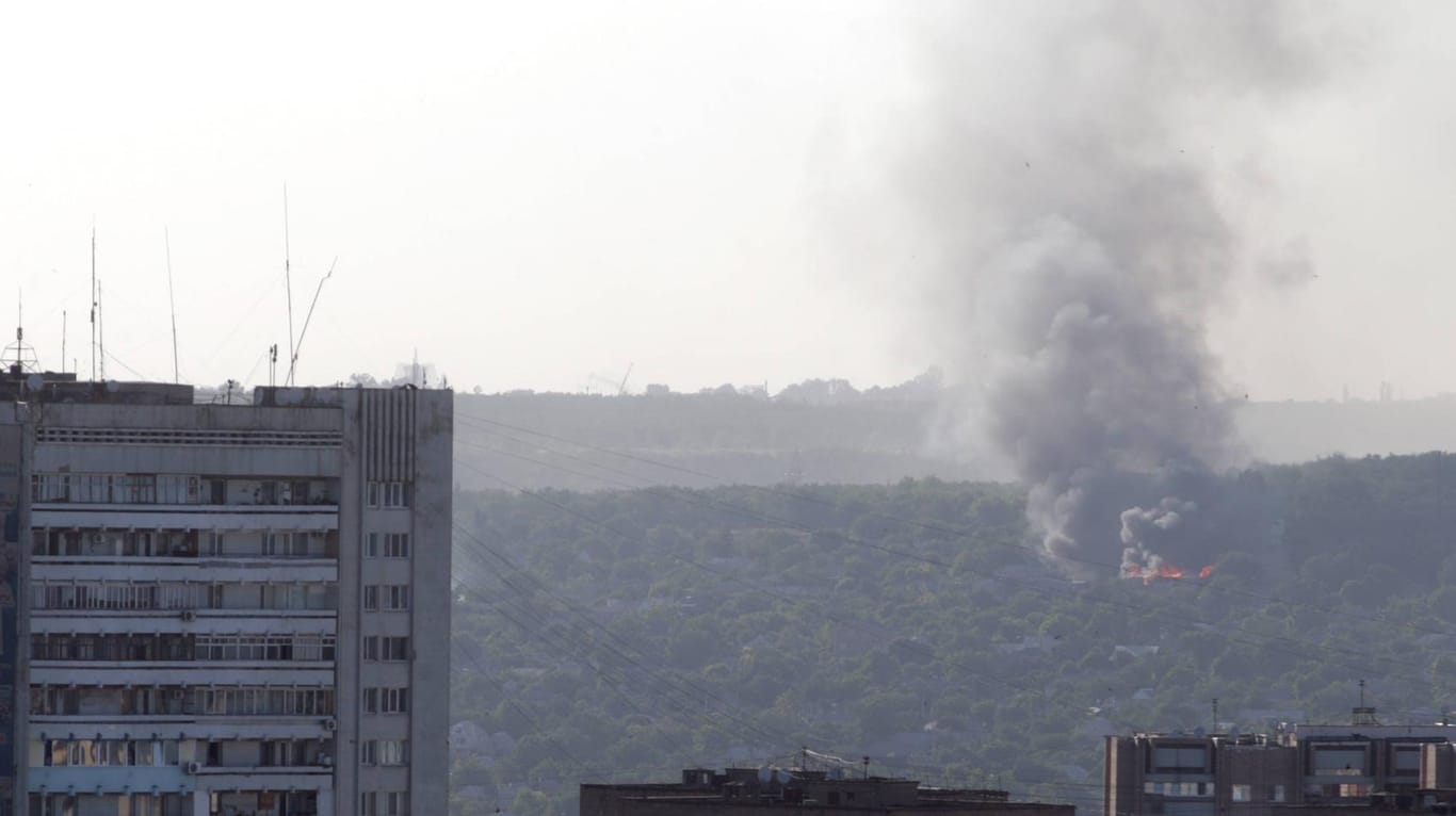 Nach einem Luftangriff steigt in Luhansk Rauch auf (Archivbild): Die Ukraine rechnet mit verstärkten Angriffen in den nächsten Tagen.