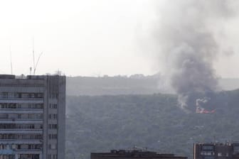 Nach einem Luftangriff steigt in Luhansk Rauch auf (Archivbild): Die Ukraine rechnet mit verstärkten Angriffen in den nächsten Tagen.