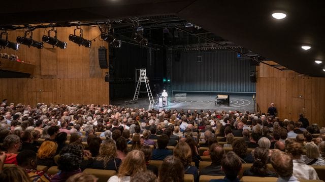 Hier sind vergleichsweise viele Gäste dabei: Das Publikum bei der Eröffnung des Berliner Theatertreffens am Freitag. Hier sind vergleichsweise viele Gäste dabei: Das Publikum bei der Eröffnung des Berliner Theatertreffens am Freitag.