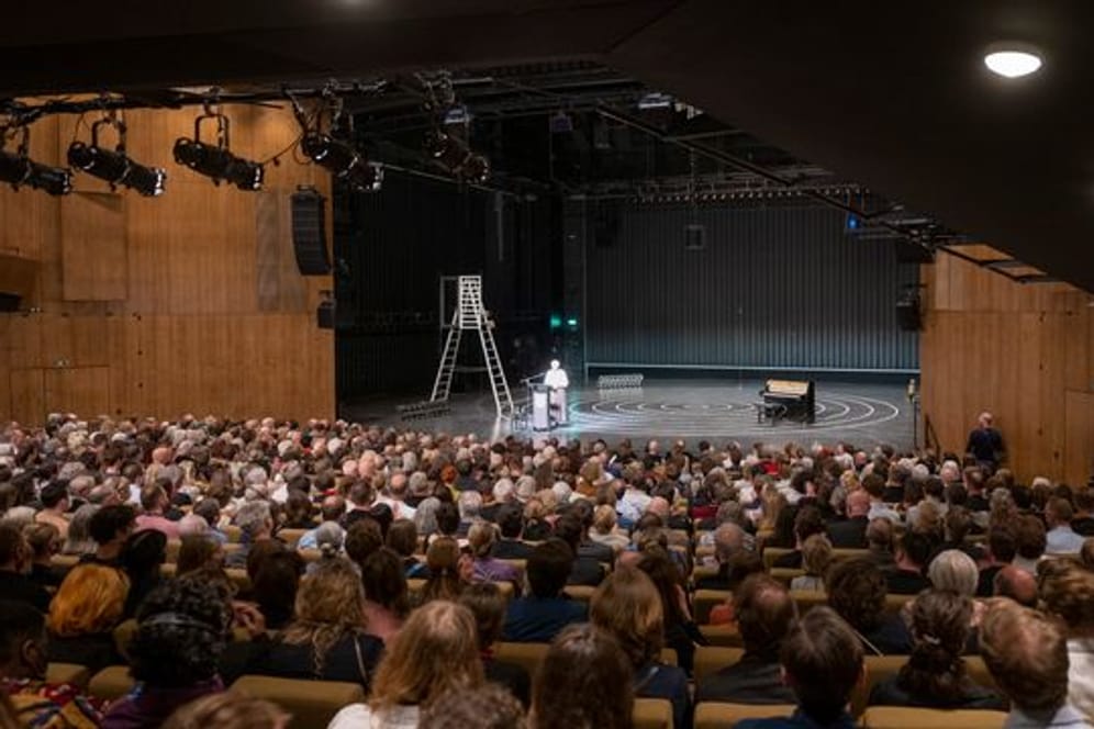 Hier sind vergleichsweise viele Gäste dabei: Das Publikum bei der Eröffnung des Berliner Theatertreffens am Freitag.