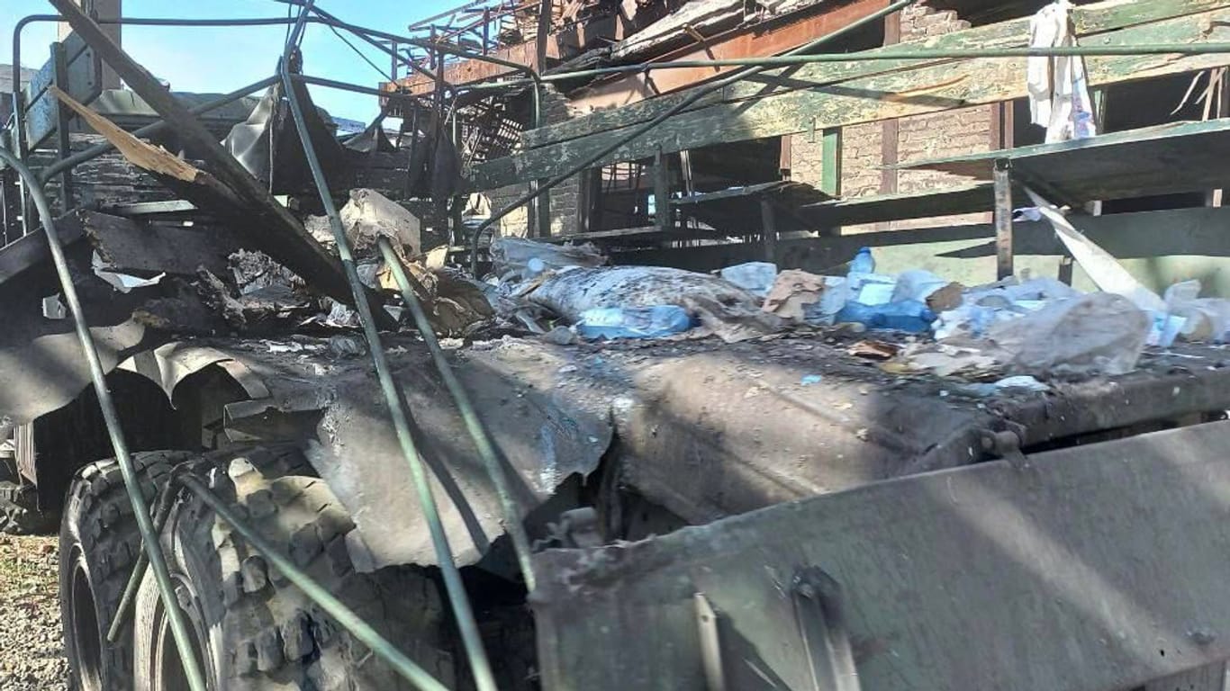 Das Bild zeigt laut dem Bürgermeister von Mariupol den völlig zerstörten Evakuierungsbus des Asow-Regiments.