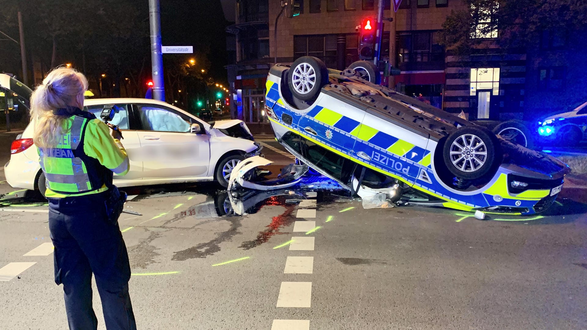 Polizistin an der Unfallstelle: Auf dem Weg zu einem Einsatz ist ein Streifenwagen mit einem Taxi kollidiert. Polizistin an der Unfallstelle: Auf dem Weg zu einem Einsatz ist ein Streifenwagen mit einem Taxi kollidiert.
