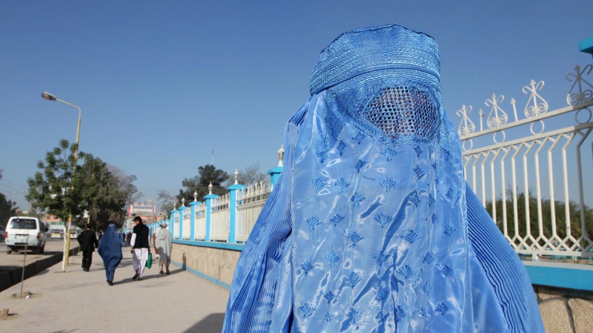 Eine Frau mit Burka in Afghanistan (Archivbild): Die Taliban schränken die Freiheitsrechte der Frauen massiv ein.