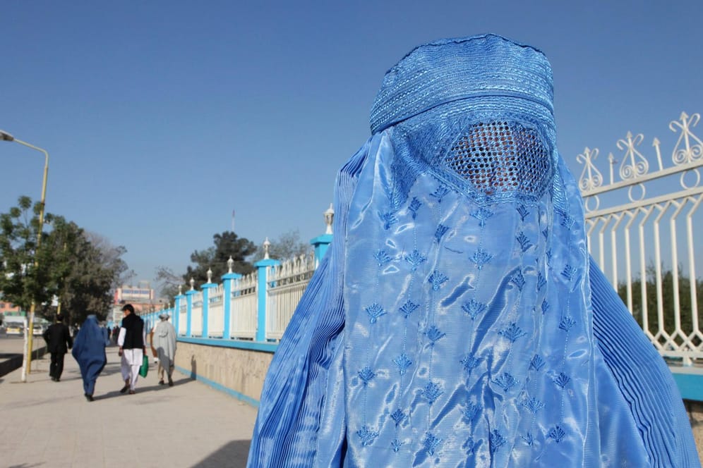 Eine Frau mit Burka in Afghanistan (Archivbild): Die Taliban schränken die Freiheitsrechte der Frauen massiv ein.