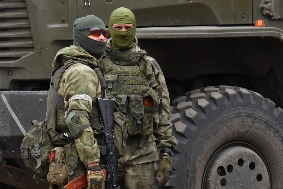 Russische Soldaten in Charkiw: Moskau hat offenbar ein großes Militärlager mit westlichen Waffen zerstört.