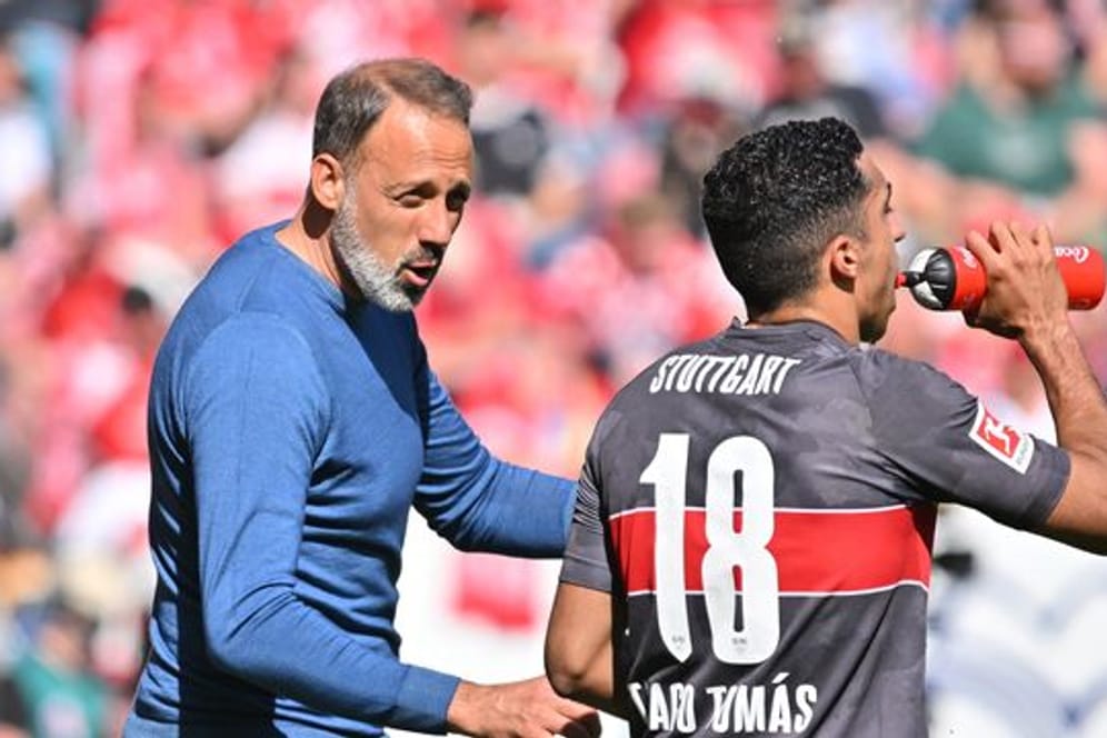 Stuttgarts Trainer Pellegrino Matarazzo (l) im Gespräch mit Tiago Tomas.
