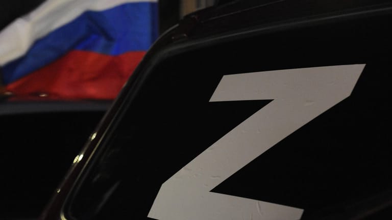 Das Symbol "Z" auf einem Auto (Symbolbild): In Bremen häufen sich Straftaten gegen ukrainische Bürger.