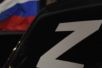 Das Symbol "Z" auf einem Auto (Symbolbild): In Bremen häufen sich Straftaten gegen ukrainische Bürger.